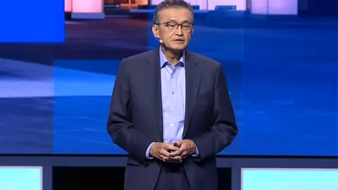 杨丽萍展间即兴舞动，与半裸男共舞引关注